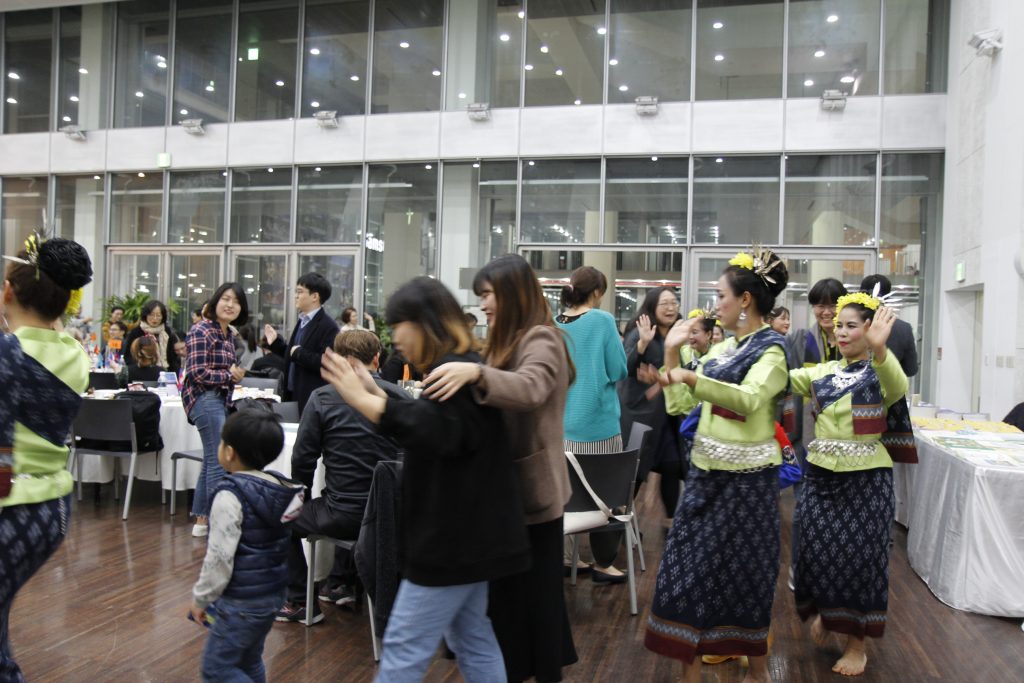 이주민커뮤니티가 함께 모여 축제를 즐기는 모습