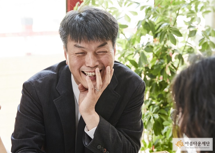 웃고 계신 모습의 박진우 기부자님