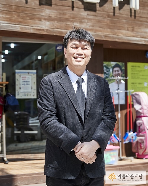 세월호를 기억하며 검은 정장과 넥타이를 차려 입으신 기부자님의 모습