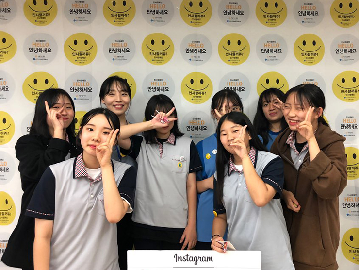 행복드로잉 멤버 8명이 활짝 웃고 있다