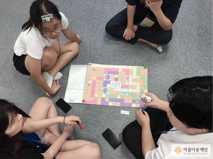 아동, 청소년들이 즐겁게 노동인권을 배울 수 있는 프로그램 <LV(Lavor Value).UP> 보드게임을 둘러앉아 진행하는 모습