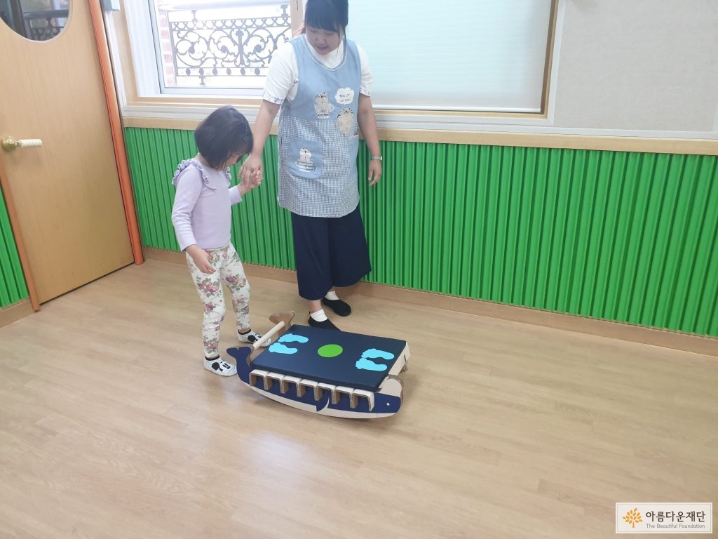 개발중인 균형훈련보조기기를 장애아동이 직접 사용해보는 사진입니다.
