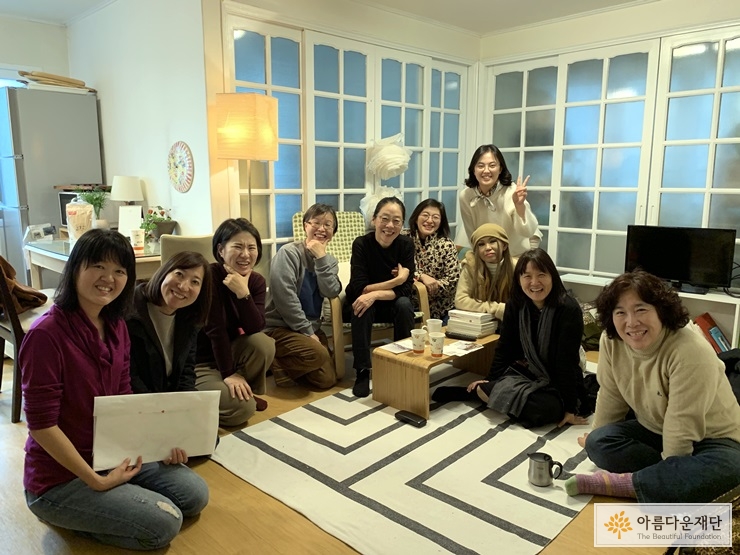 서촌 드로잉 4회차 모임에서 김미경 화가와 멤버들이 활짝 웃고 있다.