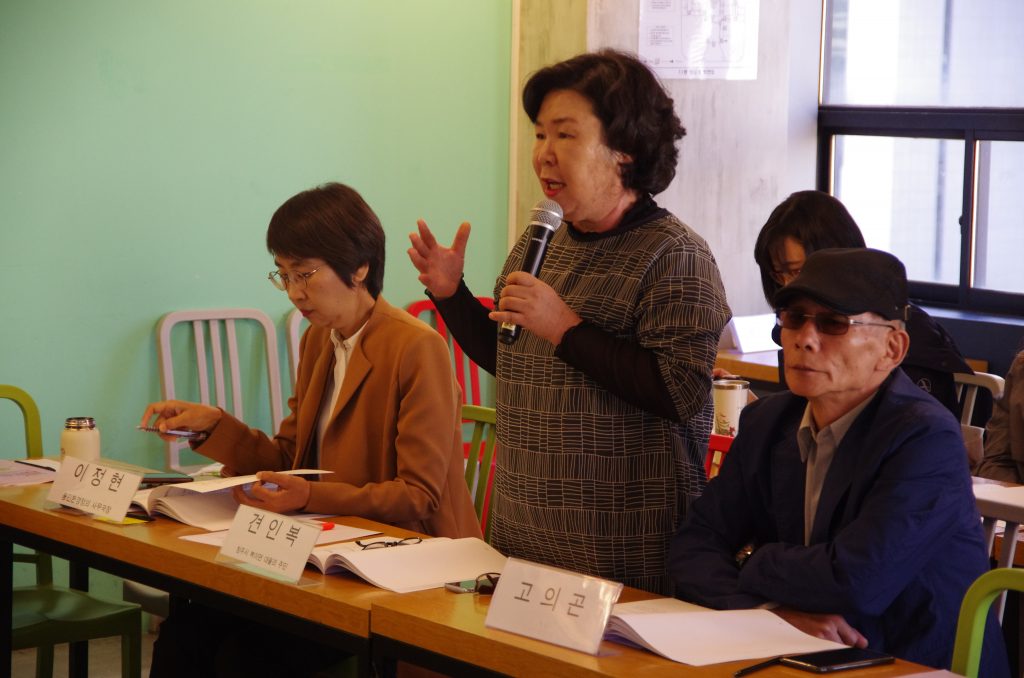 환경보건정책포럼에서 주민 견인복씨의 청주 지역사례 발표 모습 (사진출처 : 환경정의)