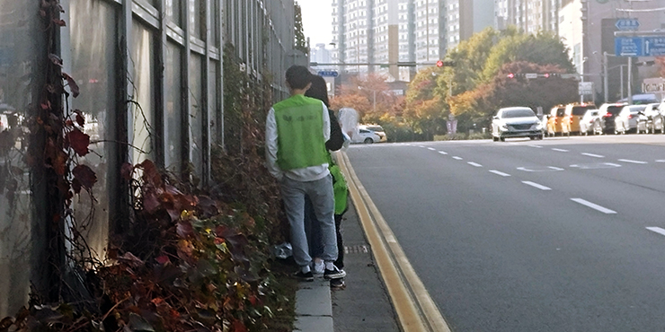조류 충돌 사고가 가장 많이 발생하는 투명방음벽 주변 모니터링을 하고 있다