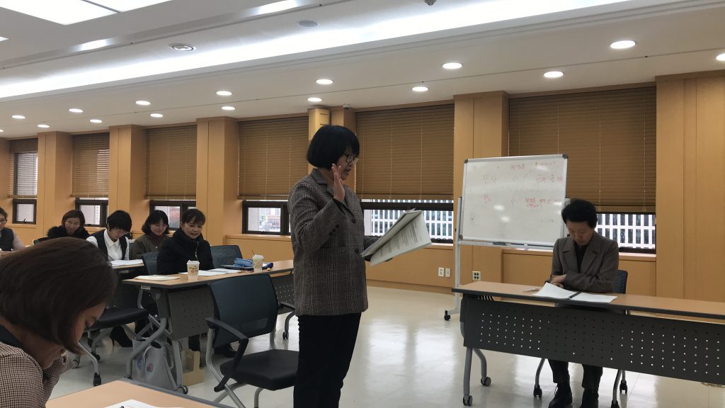 [통역인 법률용어 교육과정 중 법정상황을 연출하는 장면 / 사진출처 : 동행]