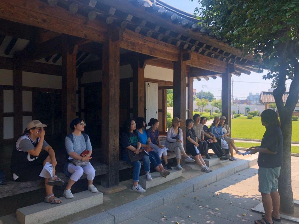 역사 이야기를 배우기 위해 무더운 7,8월에도 열심히 울산 지역 곳곳을 다녔다. [울산동헌 / 사진출처 : 울산여성회]