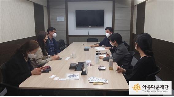 상담사례집 제작을 위해 한빛센터 상근자와 노동자의 벗 노무사가 함께 회의를 진행하는 사진
