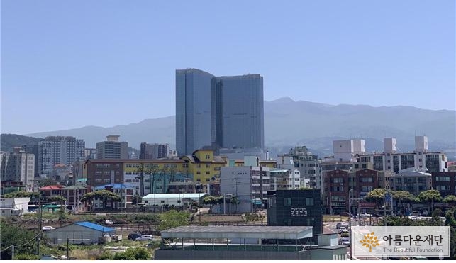 한라산의 풍경을 가린 제주 드림타워 사진