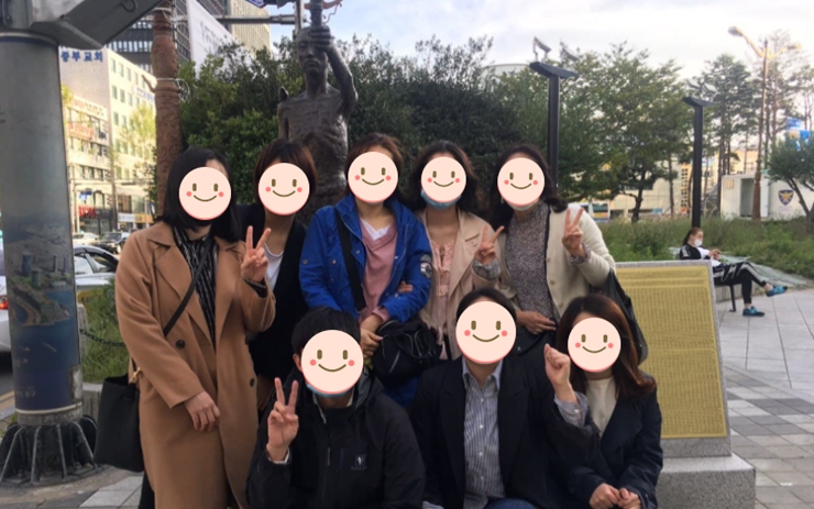 초량 역사기행에 참여한 분들 8명이 노동자상 앞에서 기념사진을 찍었다