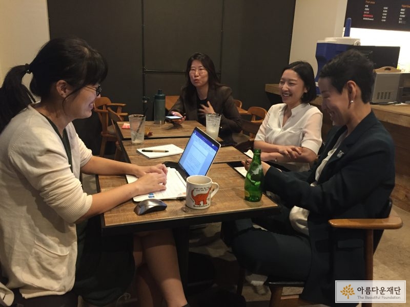인터뷰를 위해 둘러 앉아있다. 왼쪽부터 시계 방향으로박효원 작가, 김민아 변호사, 권소연 변호사, 이소아 변호사