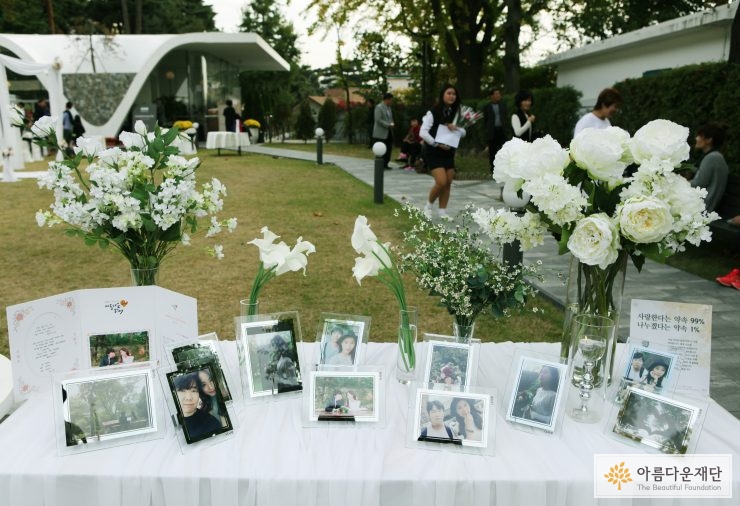 결혼식장 입구에 놓여진 웨딩 포토 테이블