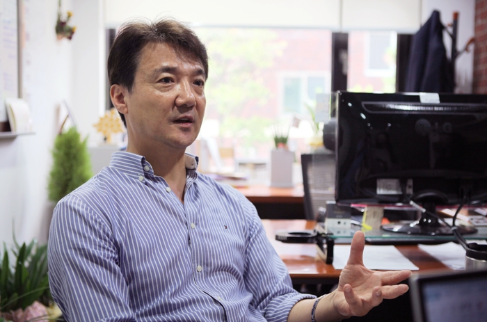더운 날씨에 옥상에서 사무실로 자리를 옮겨 권찬 총장과 대화를 이어갔다. 사진: 서영길(더피알)