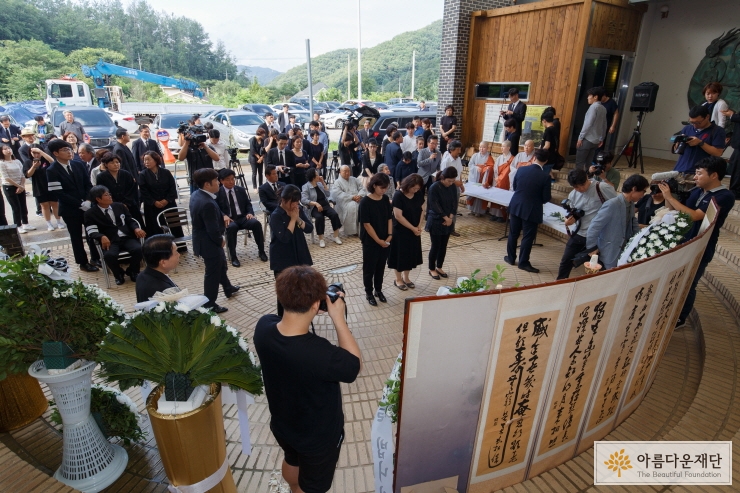 김군자 할머니 노제에서 추모객 헌화