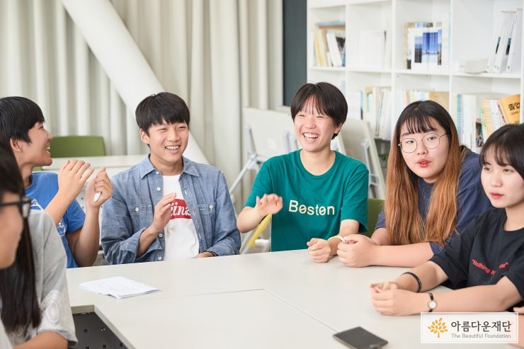 이야기를 나누는 아이들