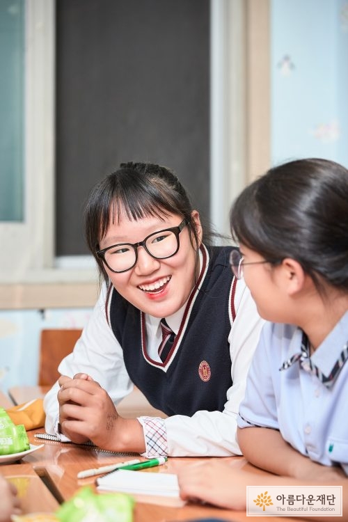웃고 있는 학생