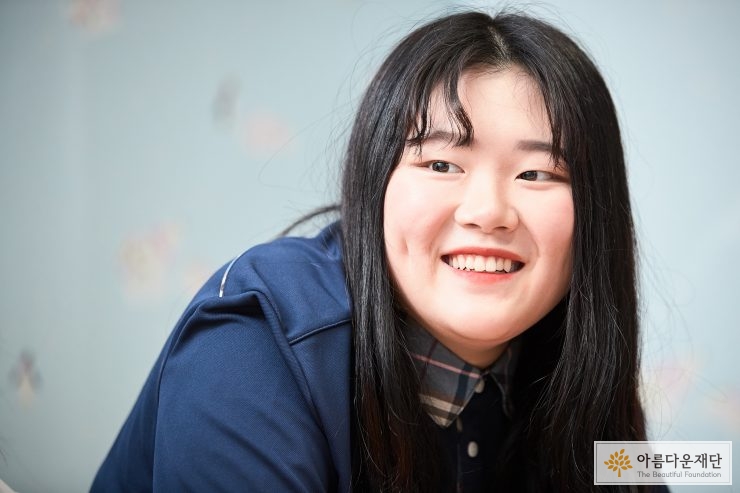 웃고 있는 학생