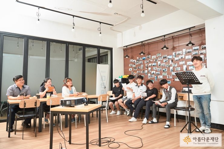 부모님들을 모시고 여행 결과를 발표하는 백두원정대