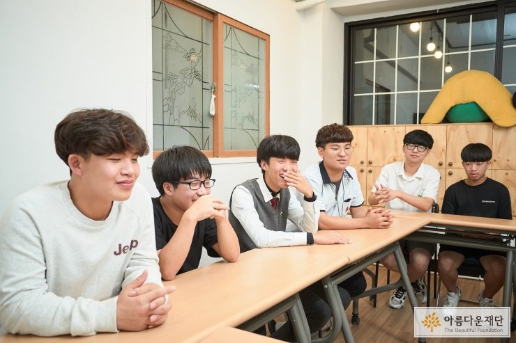 이야기 나누는 학생들