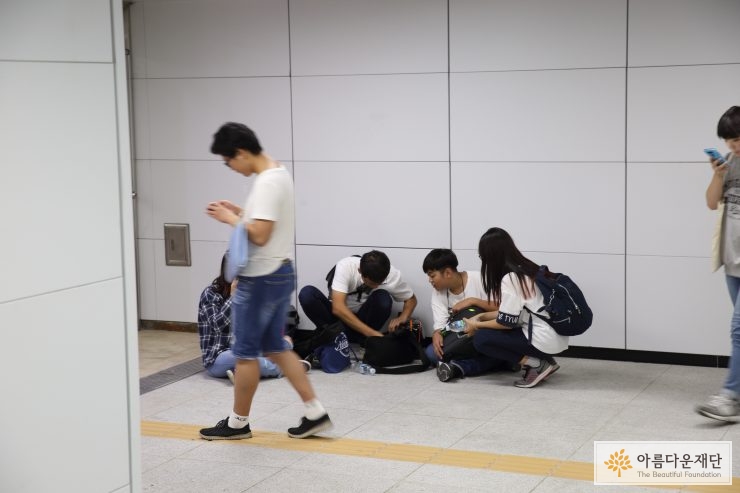 지갑을 찾는 사람들