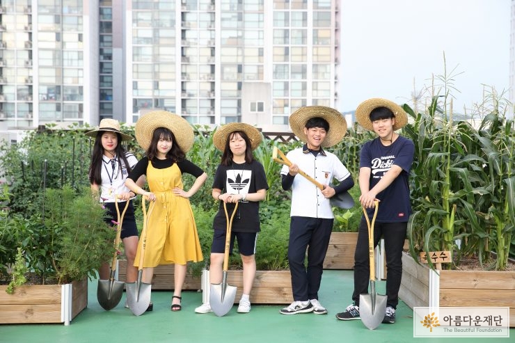 다섯명의 단체사진