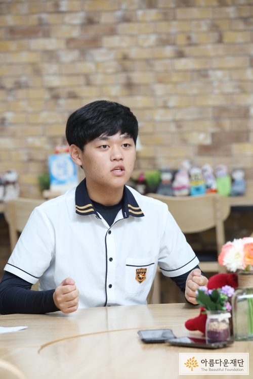 교복을 입은 남학생