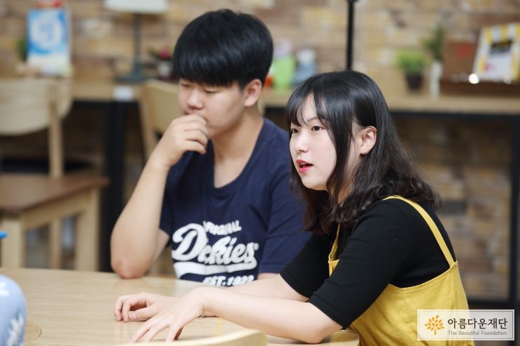 이야기를 나누는 여학생
