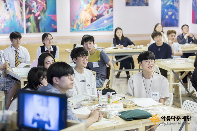 AD FOCUS '우연히 마주친 시선' 사업내용 발표 중