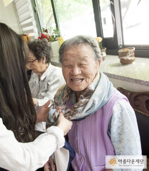 장학생이 선물한 스카프에 활짝 웃으시는 할머니