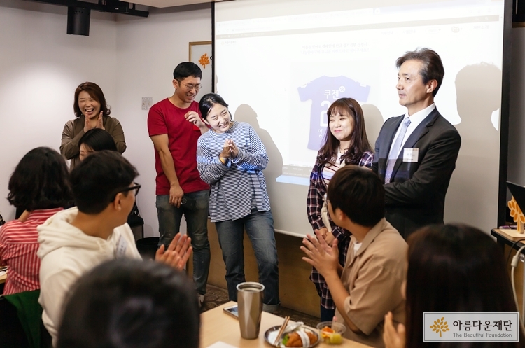 ‘이름을 잊어도’ 캠페인에 함께한 수원삼성 블루윙즈 축구경기장에 출발합니다! 기부자들과 인사한 <1%나눔팀>과 권찬 사무총장