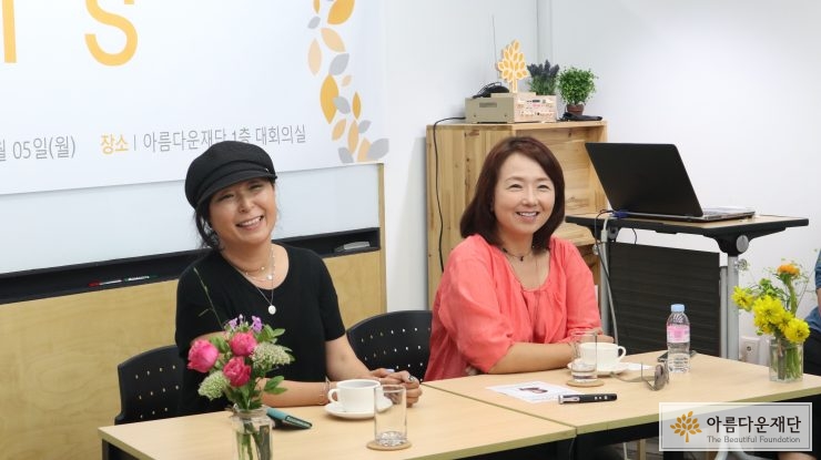 (좌) 이화자 작가님과 (우) 박재희 작가님