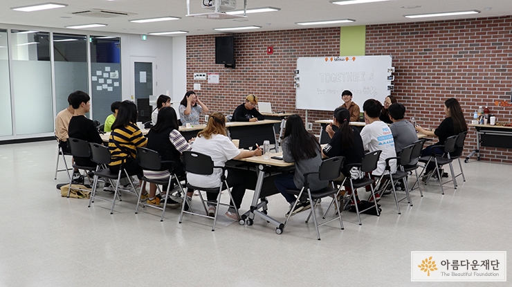 우물밖개구리 모임. 십여명이 둘러앉아 대화중이다