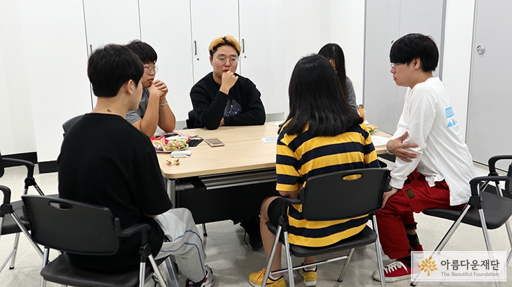 차별적 상황이 담긴 카드를 보고 자신의 생각이나 경험을 나누는 모습