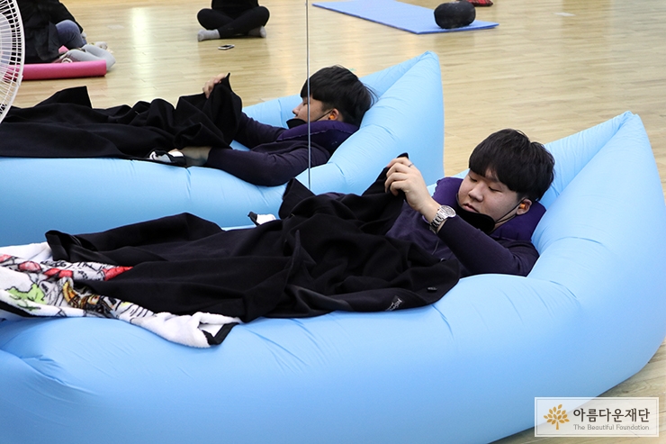 꿀잠자기대회에 참가한 청소년들