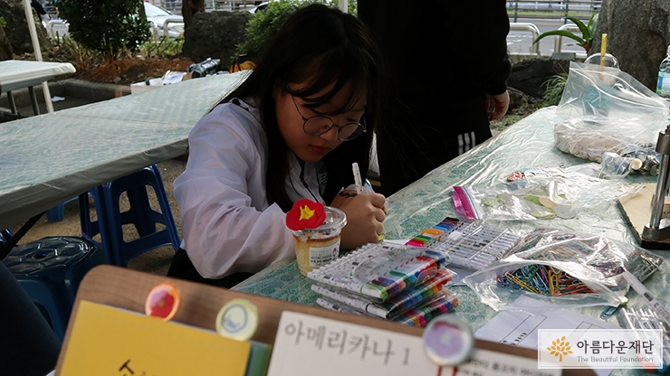 아라문동의 체험부스에서 동백꽃을 그리며 4.3을 기억하는 청소년