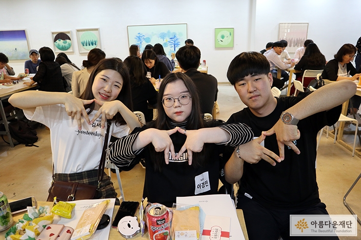서울영상고등학교 재학생 29명으로 구성된 모둠 <MOV>