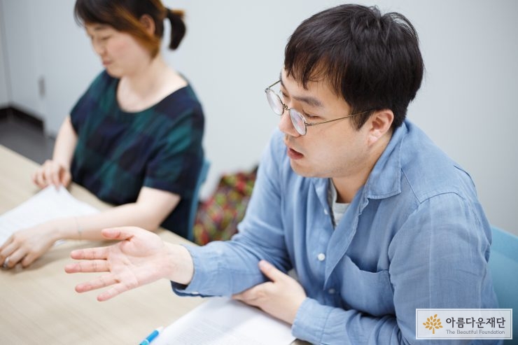 노동건강연대 정우준 활동가 인터뷰하는 모습