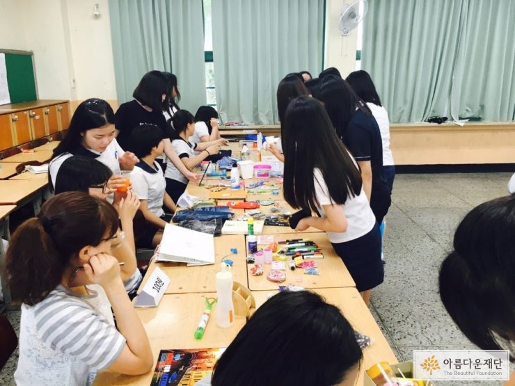 책상 위에 다양한 물건이 놓여져 있고 서로 구입하고 판매하는 모습