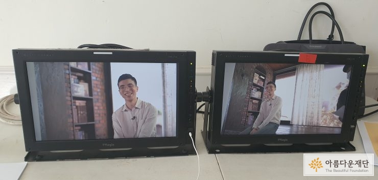 카메라 모니터에 비친 윤우람 기부자