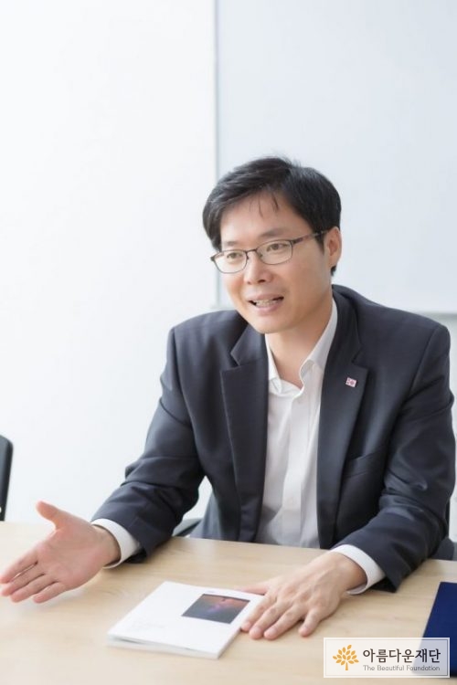 시집과 기부에 대해 이야기 중인 오완섭 작가