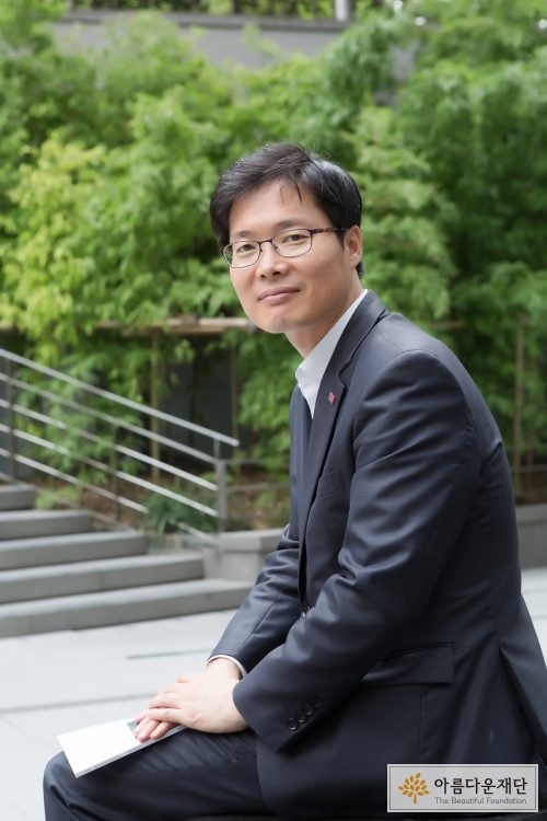 분수대에 앉아있는 오완섭 작가