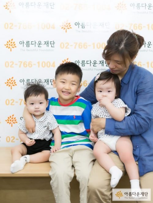 아이들 3명이 활짝 웃고 있다