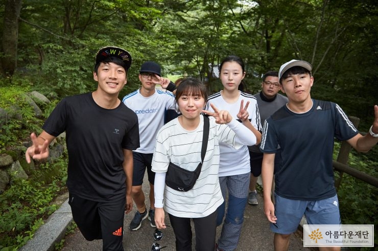 해인사로 향하는 숲길을 걷는 청소년