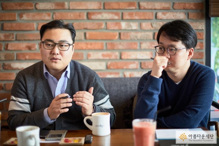 (왼쪽부터) 거리청소년 맞춤형 건강검진 문진표 개발에 참여하고 있는 포텐의 전종수 소장과 가정의학전문의 이승필 원장