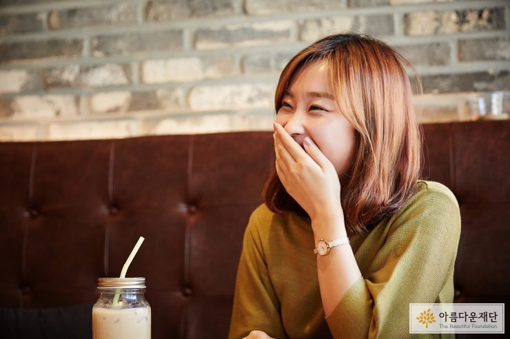 미소 짓고 있는 사회복지사의 모습