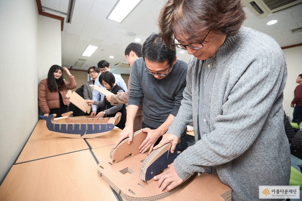 개발된 DIY 보조기기를 조립하는 자문위원