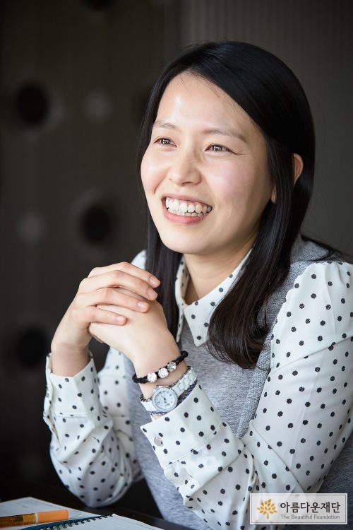 활짝 웃고있는 여자 선생님