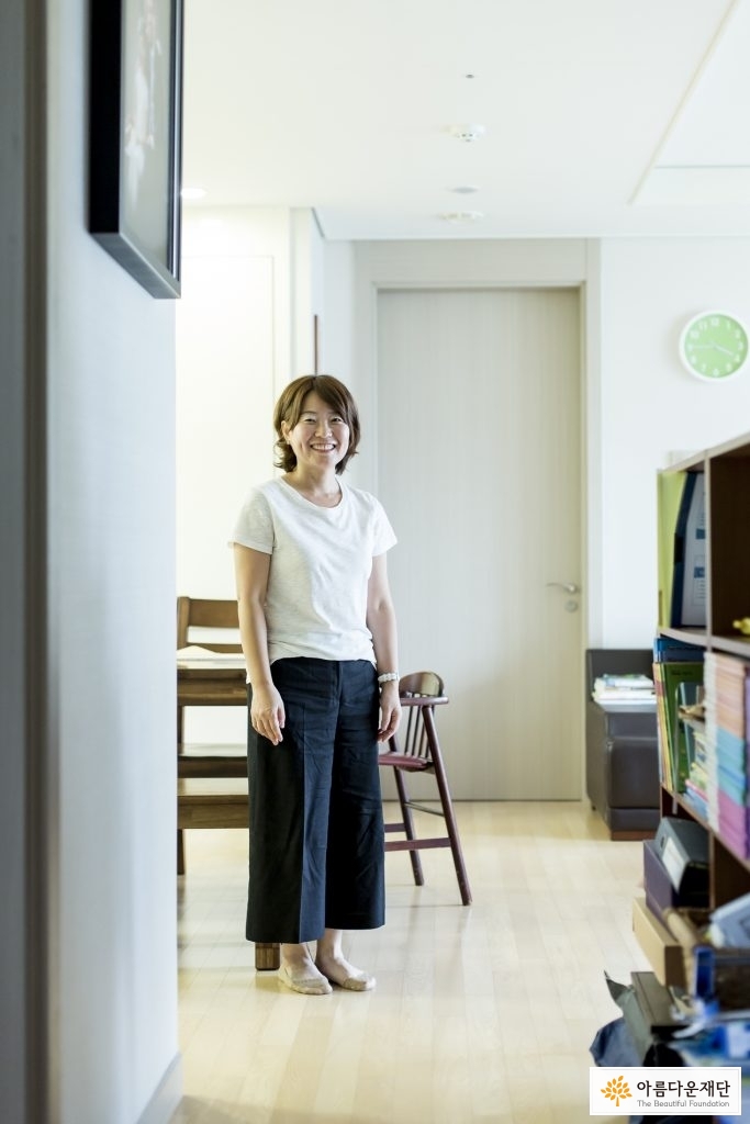 기부자님이 일어나서 활짝 웃고 계신 사진