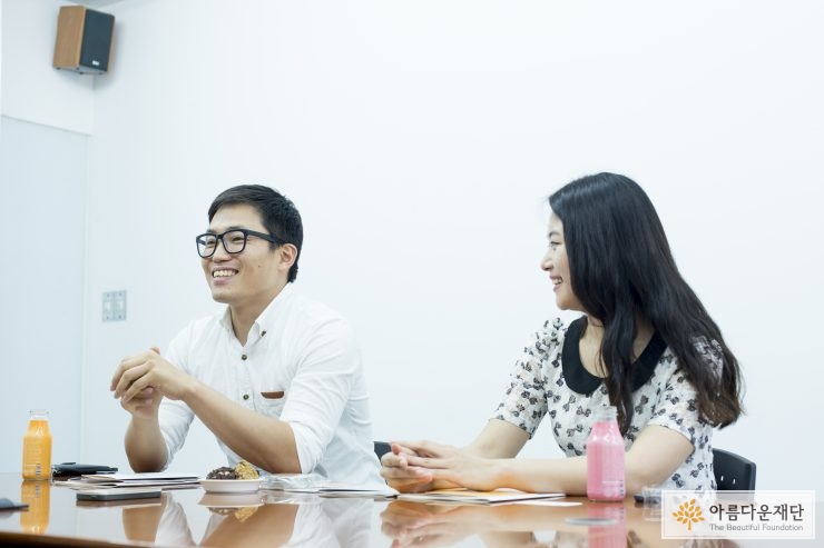 인터뷰를 하고 있는 커플