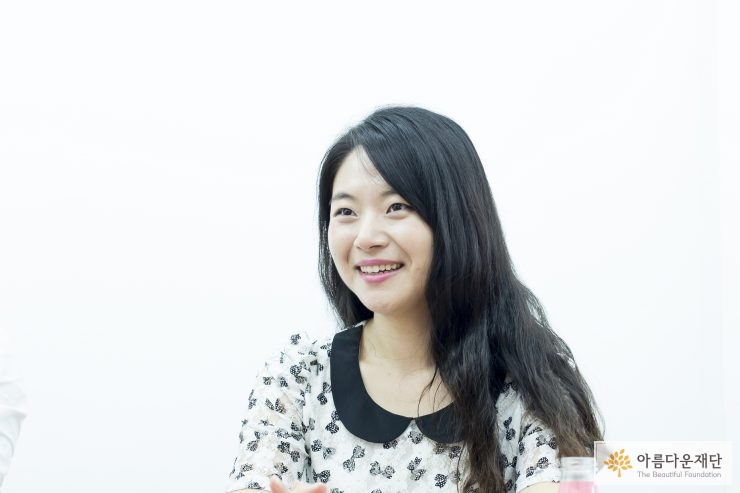 미소띈 얼굴로 인터뷰 중인 신부
